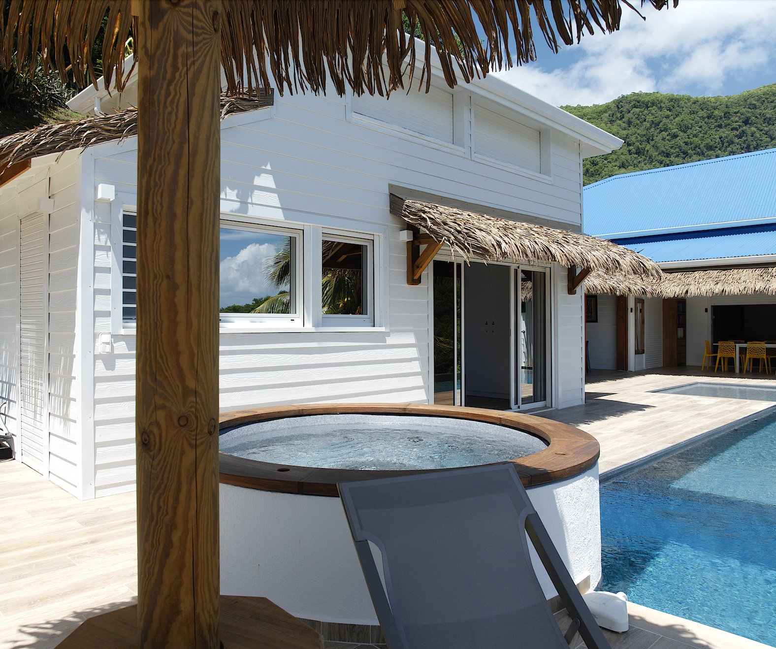 Le jacuzzi rond vu de la terrasse